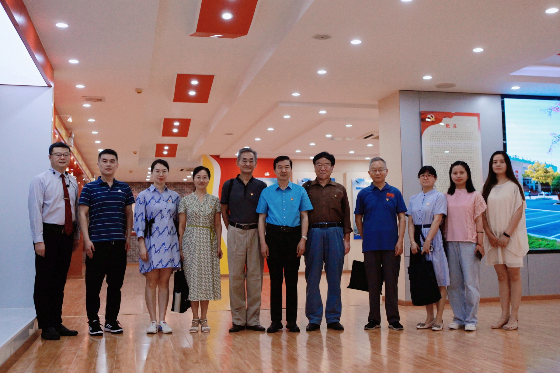 20220621-圖書和文化館接待“五老”宣講團參觀校(院)史館并開展“校史”座談會-1 20220621-圖書和文化館接待“五老”宣講團參觀校(院)史館并開展“校史”座談會-1