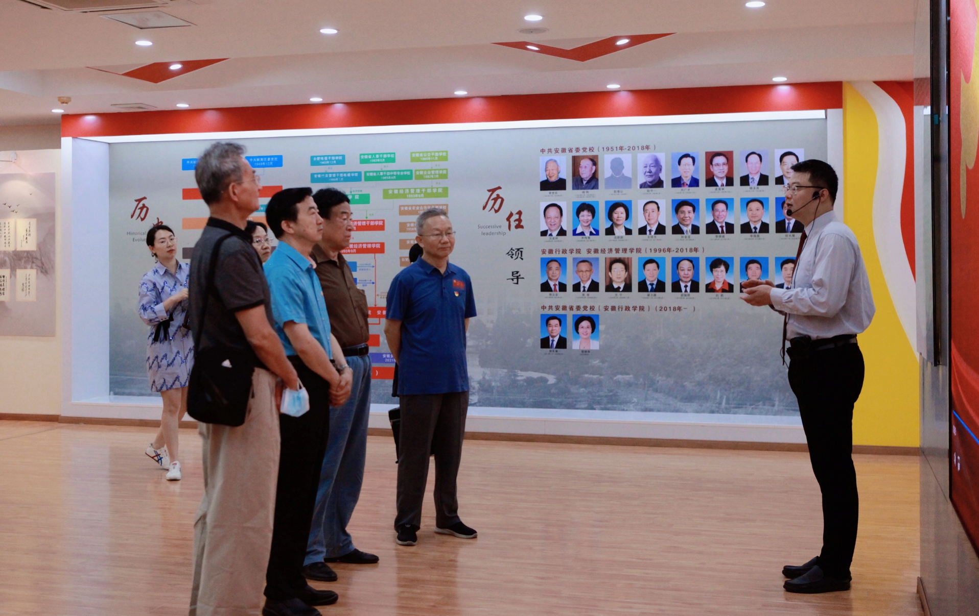 20220621-圖書和文化館接待“五老”宣講團參觀校(院)史館并開展“校史”座談會-2 20220621-圖書和文化館接待“五老”宣講團參觀校(院)史館并開展“校史”座談會-2