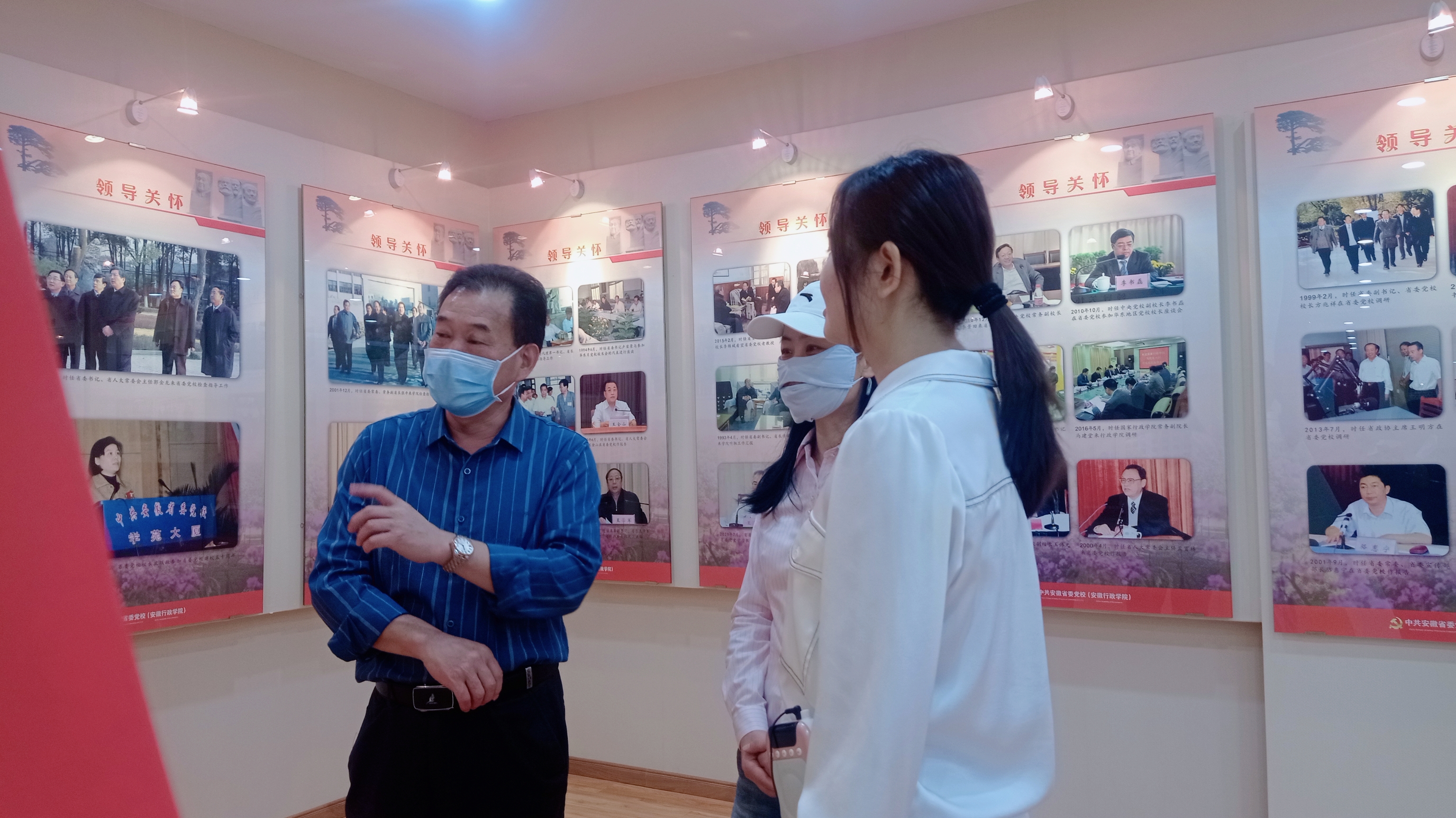 20220921-圖書和文化館副館長賈賢標到校（院）史館現場指導